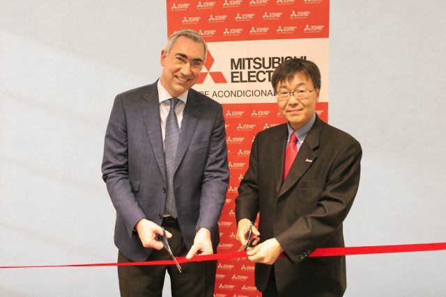 Raúl Antón y Masami Kusano cortando la cinta de la inauguración del Aula Mitsubishi Electric en Tecnum